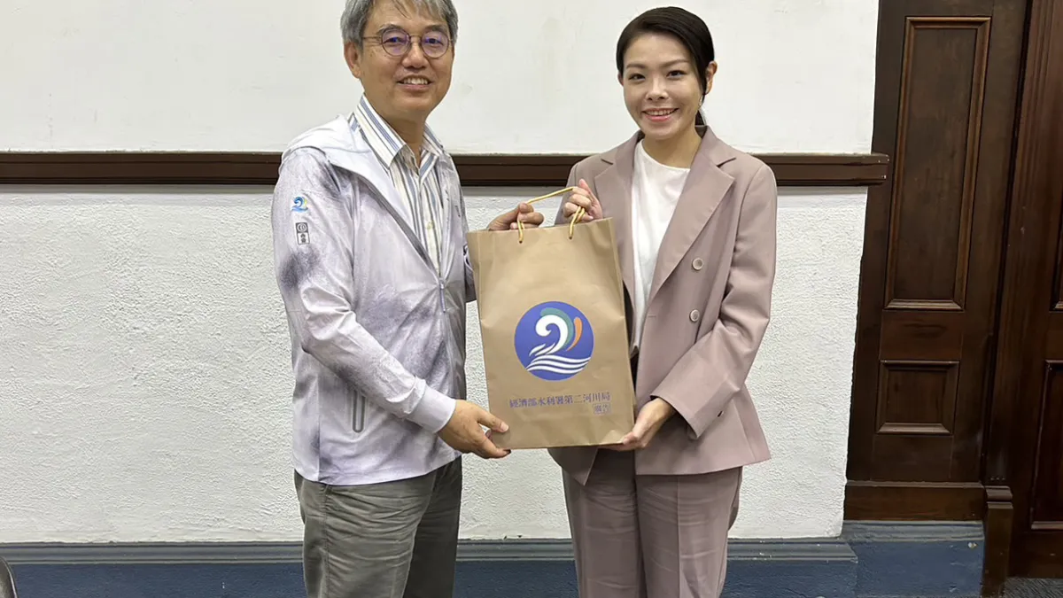 二河局局長楊人傑拜會新竹市長高虹安,討論頭前溪整體改善議題。(圖/第二河川局提供)