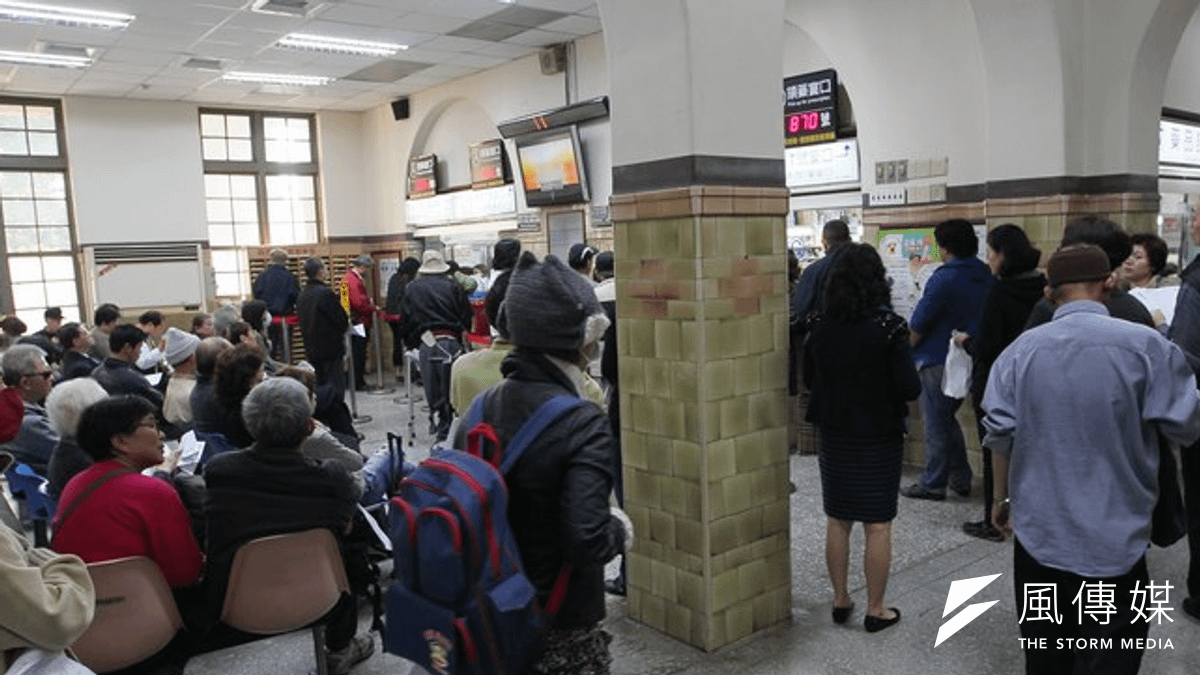 近來流感病例增加,疾病管制署提醒民眾小心。(圖為醫院看病民眾,余志偉攝) 近來流感病例增加,疾病管制署提醒民眾小心。(圖為醫院看病民眾,余志偉攝)