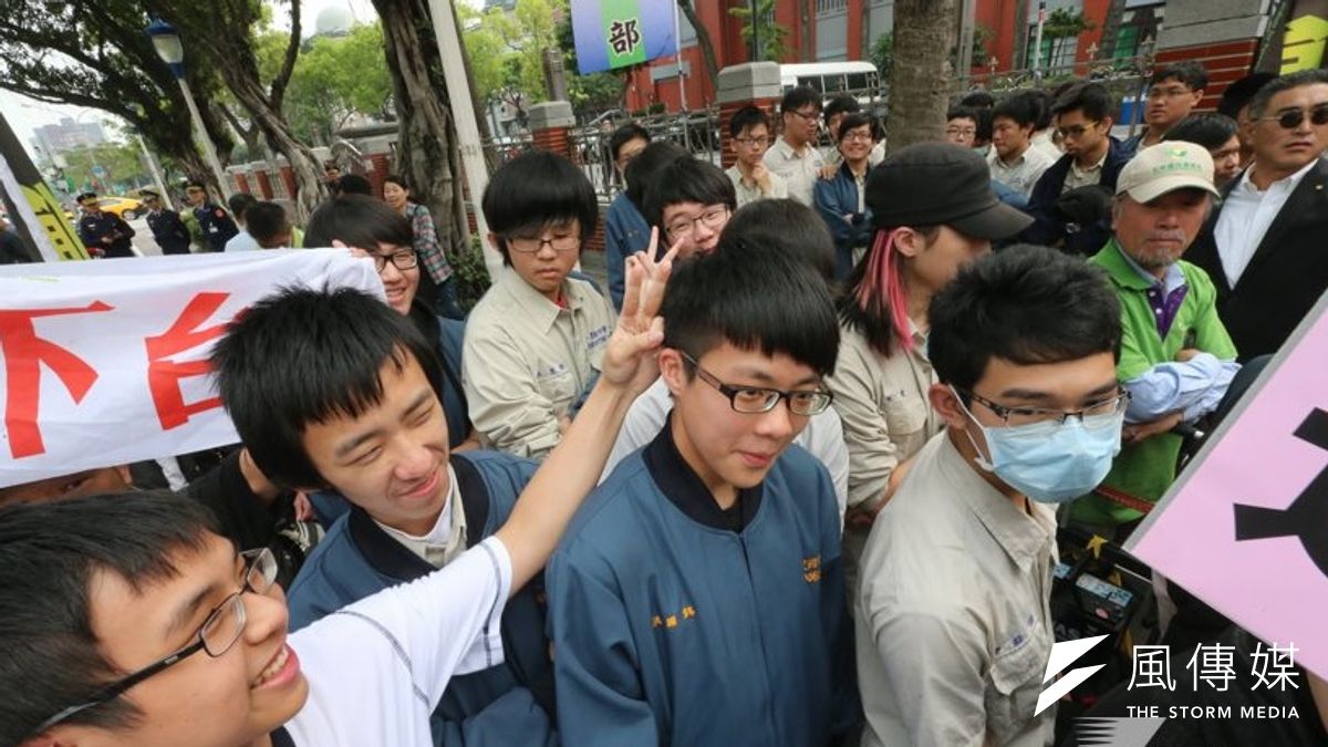 圖為選修「學生自治與公共參與」課程的高中同學參與「捍衛民主)行動。(資料照,吳逸驊攝) 圖為選修「學生自治與公共參與」課程的高中同學參與「捍衛民主)行動。(資料照,吳逸驊攝)