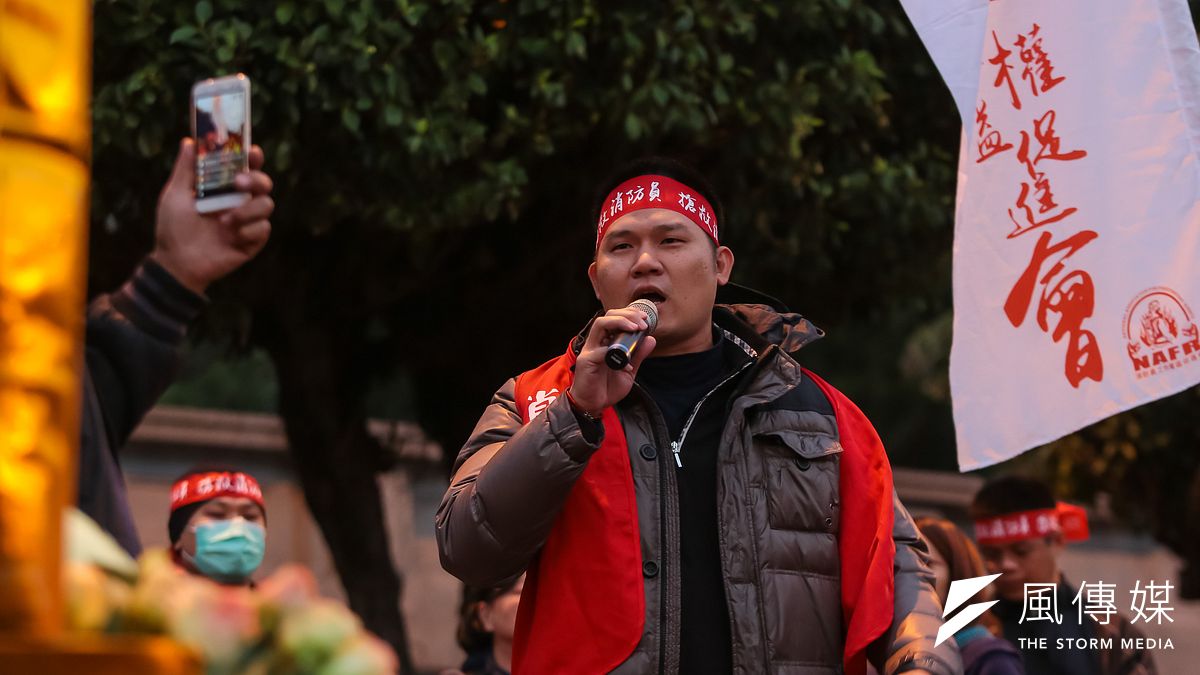 遭解聘消防員徐國堯21日出席「新屋大火兩周年,改革承諾都落空,請蔡總統兌現承諾,給家屬真相」遊行,他表示:「高雄市政府不是只有把我免職而已,還告我十幾條民、刑事訴訟」。。(顏麟宇攝) 遭解聘消防員徐國堯21日出席「新屋大火兩周年,改革承諾都落空,請蔡總統兌現承諾,給家屬真相」遊行,他表示:「高雄市政府不是只有把我免職而已,還告我十幾條民、刑事訴訟」。。(顏麟宇攝)