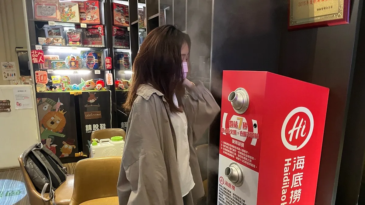 AQ得來速「全身除味機」前面轉三圈,只要七秒鐘火鍋、燒烤味道全不見(圖:普印通)