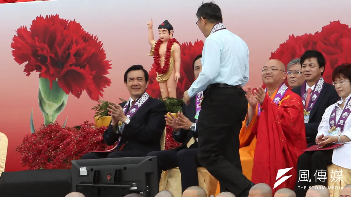 台北市長柯文哲(右)、總統馬英九10日出席母親節暨浴佛大典,兩人互動受矚目。(吳逸驊攝)