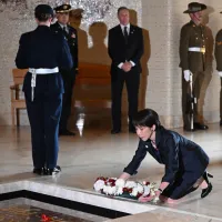 日本首相高市早苗訪問澳洲期間,向無名戰士紀念碑下跪悼念。(資料照,美聯社) 日本首相高市早苗訪問澳洲期間,向無名戰士紀念碑下跪悼念。(資料照,美聯社)