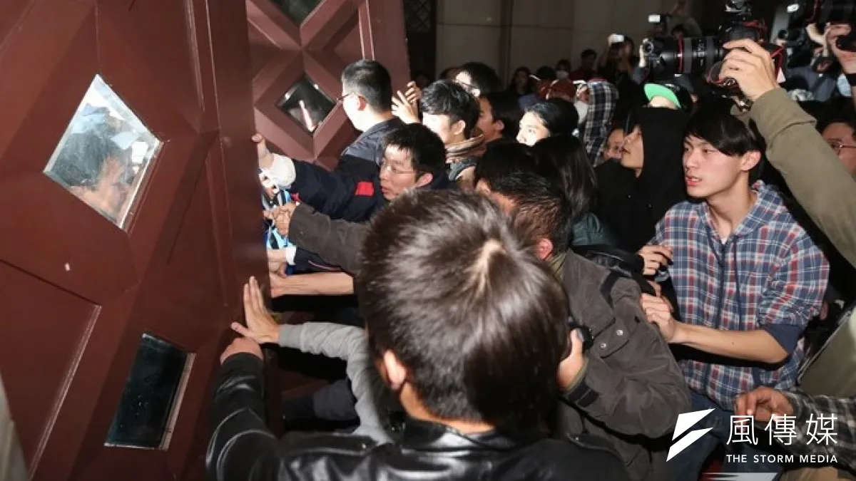 學生攻佔行政院,約在23日晚間7點左右打開大門,同時拆掉一扇門。(余志偉攝)