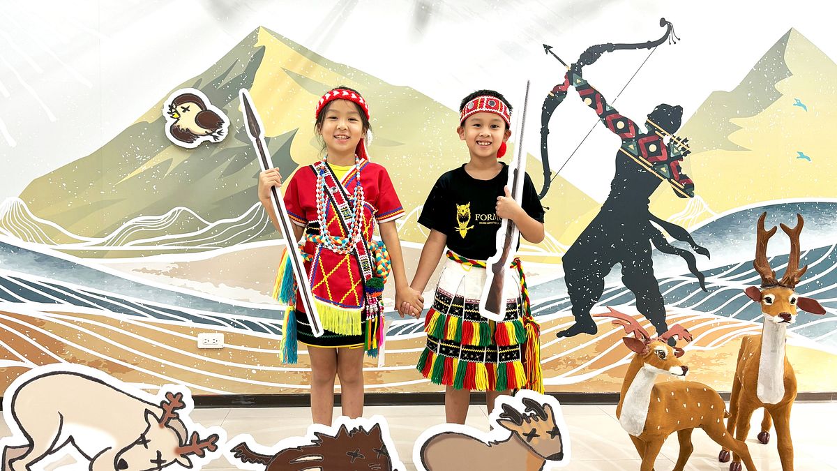 「原生狩獵」趣味遊戲,邀小朋友挑戰當阿美族勇士,只要完成狩獵文化趣味問答,便可獲得阿美族家屋模型。(圖/新北市立圖書館) 「原生狩獵」趣味遊戲,邀小朋友挑戰當阿美族勇士,只要完成狩獵文化趣味問答,便可獲得阿美族家屋模型。(圖/新北市立圖書館)