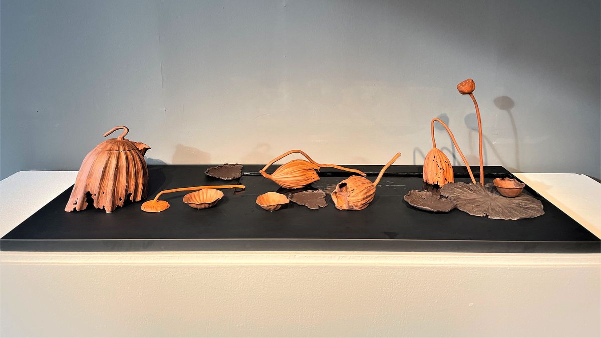 林智斌《荷映秋水》,荷葉造型的茶海、茶杯、茶倉與壺身,莖幹造型的壺嘴巧妙的依附在壺身上,兼具美觀品賞與功能特性的作品。(圖/陶博館提供) 林智斌《荷映秋水》,荷葉造型的茶海、茶杯、茶倉與壺身,莖幹造型的壺嘴巧妙的依附在壺身上,兼具美觀品賞與功能特性的作品。(圖/陶博館提供)