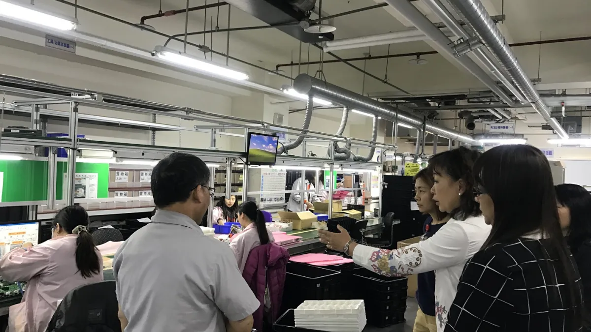 新北市勞工局特別組成「企業顧問訪視團」,參觀業者生產線提供輔導協助。(圖/新北市勞工局提供)