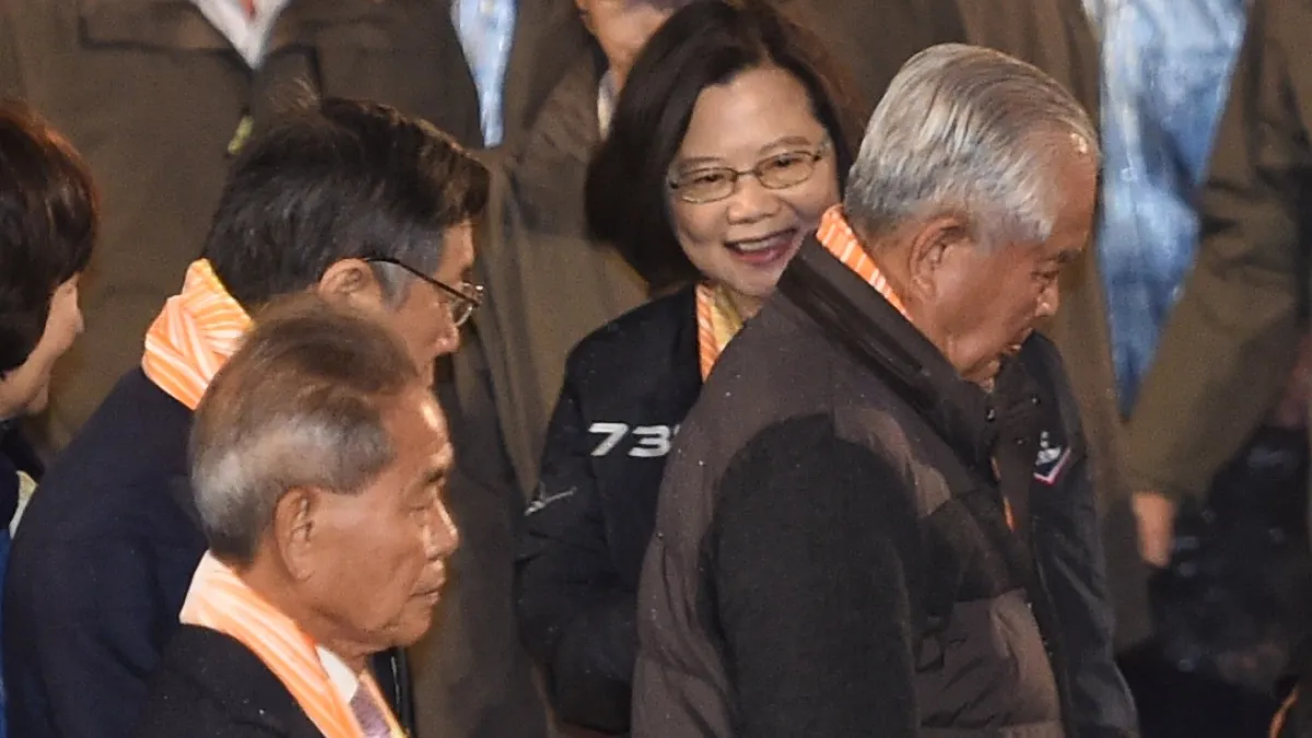 108年元旦升旗典禮於總統府前舉行,總統蔡英文目送台北市長柯文哲。(台北市攝影記者聯誼會提供)