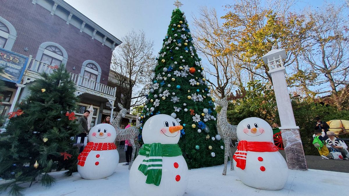 即日起至2021年1月3日來到六福村,都能體驗飄雪「童話耶誕」的溫馨浪漫。(六福村提供) 即日起至2021年1月3日來到六福村,都能體驗飄雪「童話耶誕」的溫馨浪漫。(六福村提供)