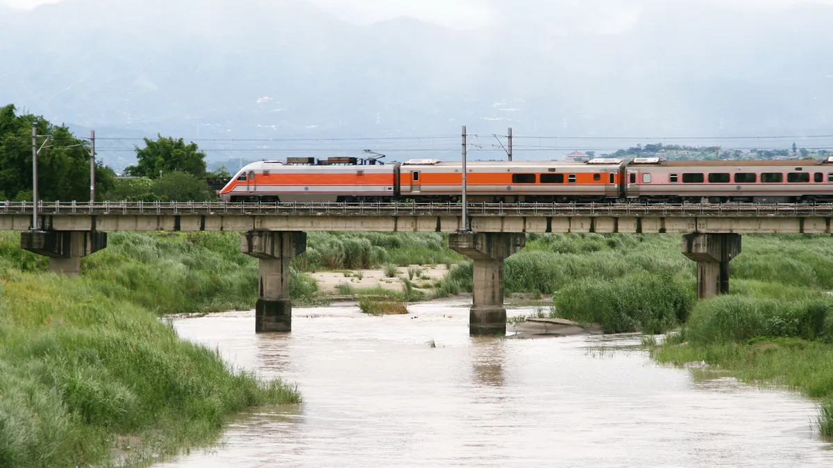 有形的銅像能被毀壞,無形的情感卻無法動搖...(圖/海爾渥Hairworm@flickr) 有形的銅像能被毀壞,無形的情感卻無法動搖...(圖/海爾渥Hairworm@flickr)