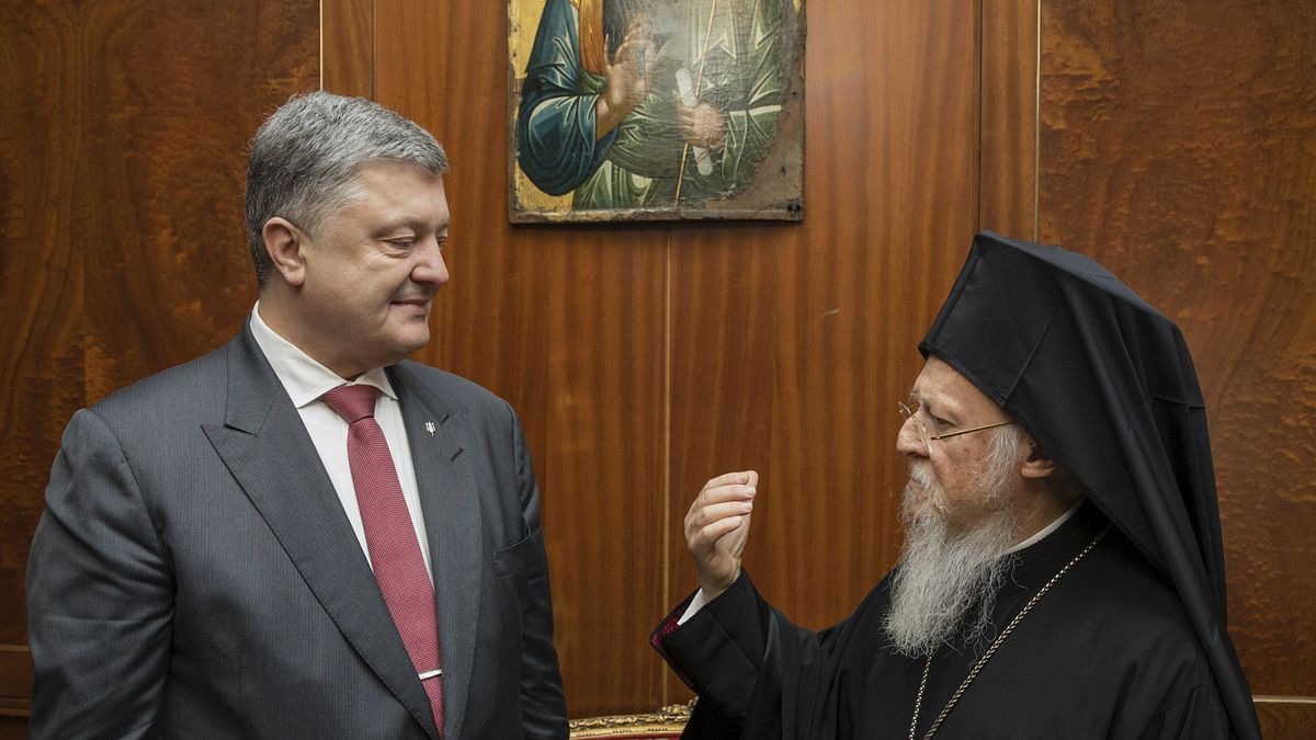東正教君士坦丁堡普世牧首(Ecumenical Patriarch)巴爾多祿茂一世(Bartholomew I,右)今年4月與烏克蘭總統波洛申科(Petro Poroshenko,左)會面。(AP) 東正教君士坦丁堡普世牧首(Ecumenical Patriarch)巴爾多祿茂一世(Bartholomew I,右)今年4月與烏克蘭總統波洛申科(Petro Poroshenko,左)會面。(AP)