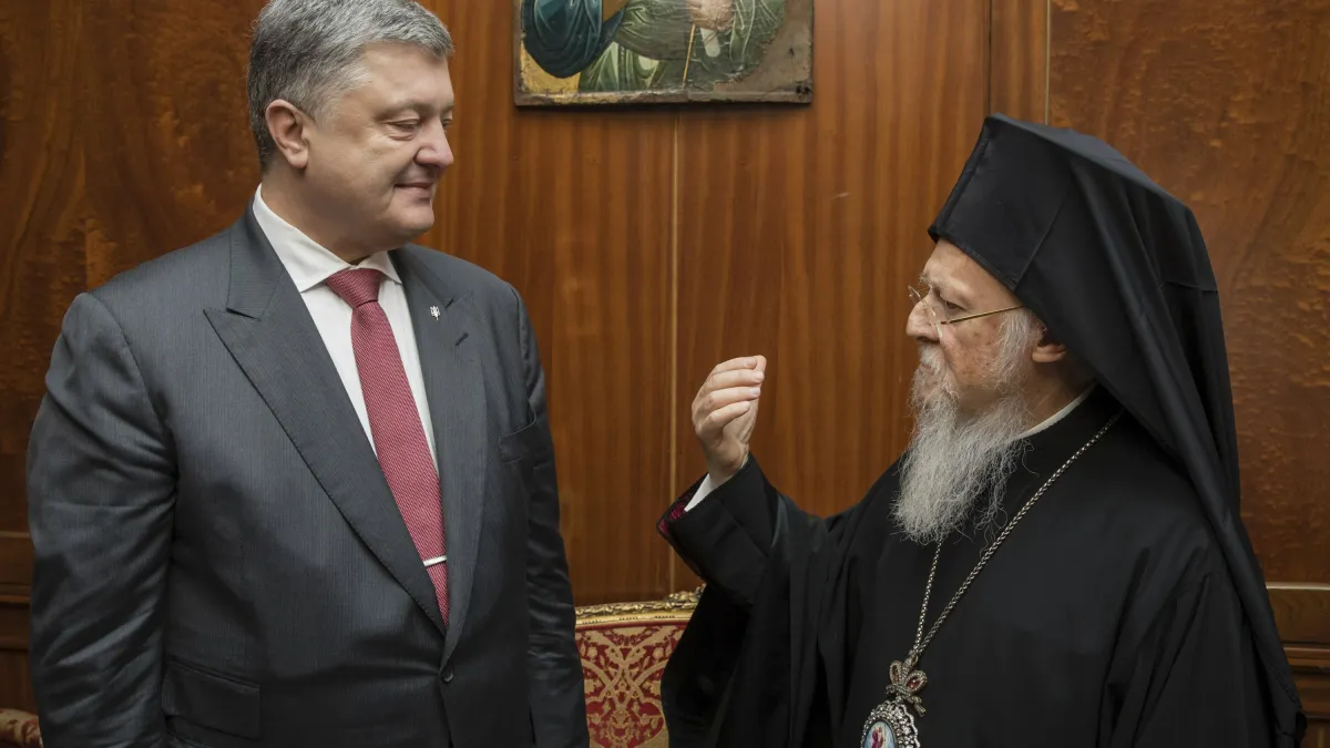 東正教君士坦丁堡普世牧首(Ecumenical Patriarch)巴爾多祿茂一世(Bartholomew I,右)今年4月與烏克蘭總統波洛申科(Petro Poroshenko,左)會面。(AP)