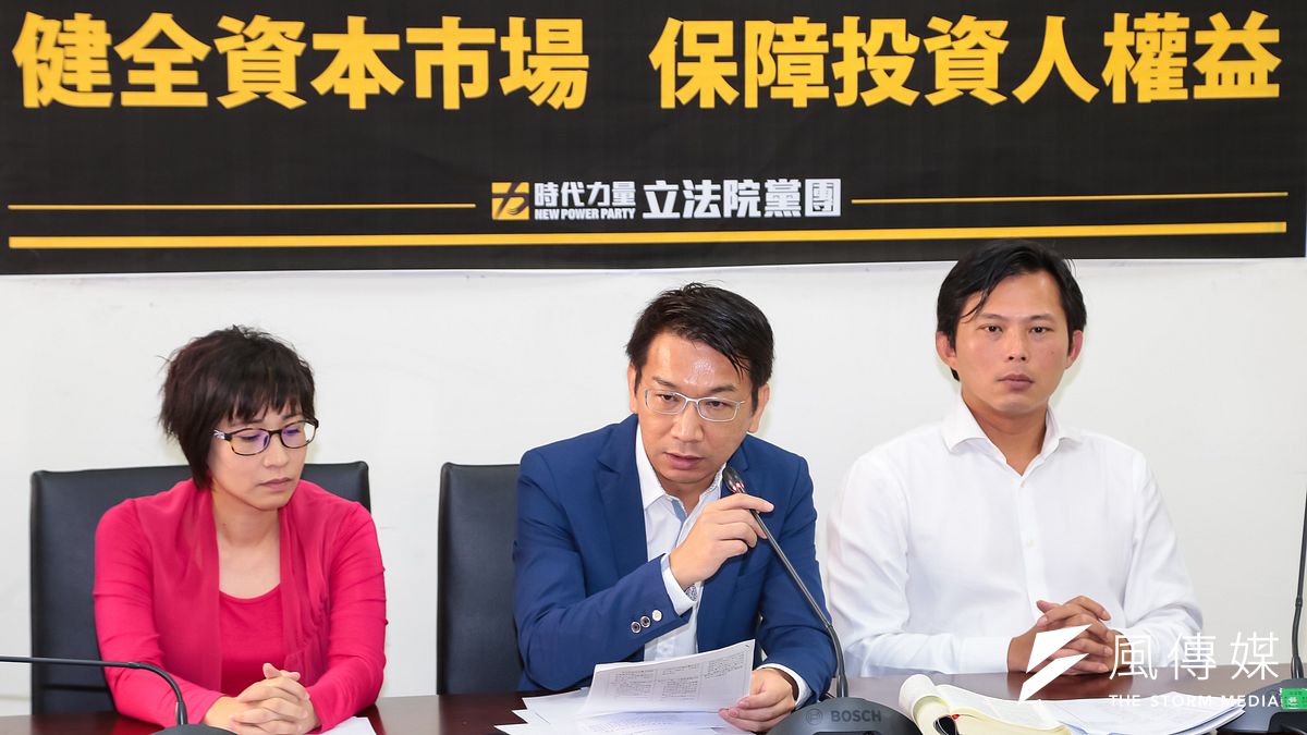 時代力量立委徐永明(中)表示,砍7天假希望不要有限時通過的要求,一定要在星期三出委員會,他也說立法院不是橡皮圖章。(顏麟宇攝) 時代力量立委徐永明(中)表示,砍7天假希望不要有限時通過的要求,一定要在星期三出委員會,他也說立法院不是橡皮圖章。(顏麟宇攝)