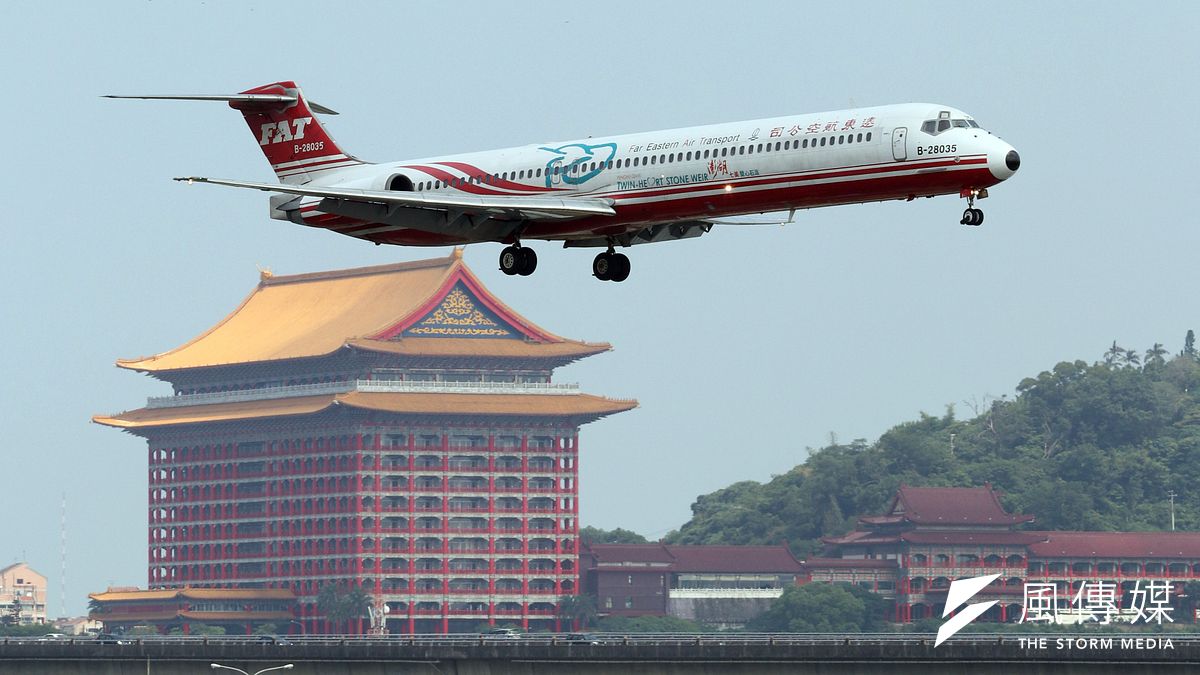 作者指出,台灣目前只有2家主要航空公司競合,不利整體航空業競爭力提升,如何適度讓經營過航空公司與具機師身分的星宇航空張董,建立相對2大航空公司合理市場機制環境,應是交通部可以思考的方向。圖為遠航班機。(資料照,蘇仲泓攝) 作者指出,台灣目前只有2家主要航空公司競合,不利整體航空業競爭力提升,如何適度讓經營過航空公司與具機師身分的星宇航空張董,建立相對2大航空公司合理市場機制環境,應是交通部可以思考的方向。圖為遠航班機。(資料照,蘇仲泓攝)
