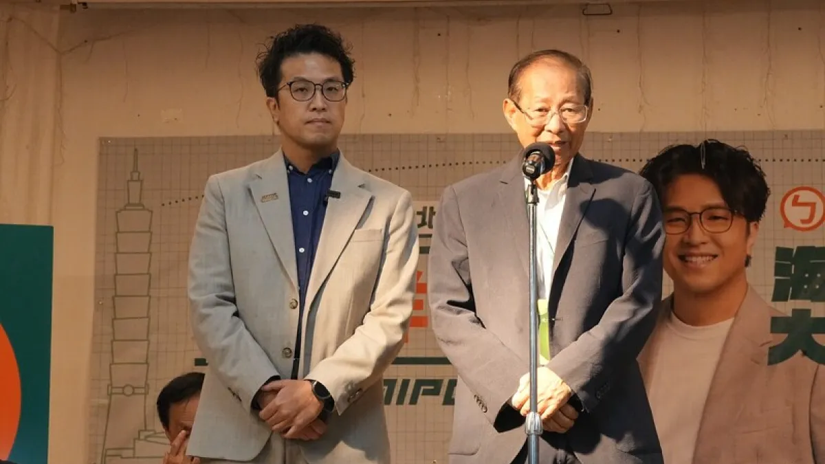 民進黨台北市長參選人沈伯洋(左)美東海外後援會成立,由超微(AMD)執行長蘇姿丰父親、總統府資政蘇春槐(右)擔任其海外後援會主席團榮譽總召集人。(沈伯洋競選辦公室提供)