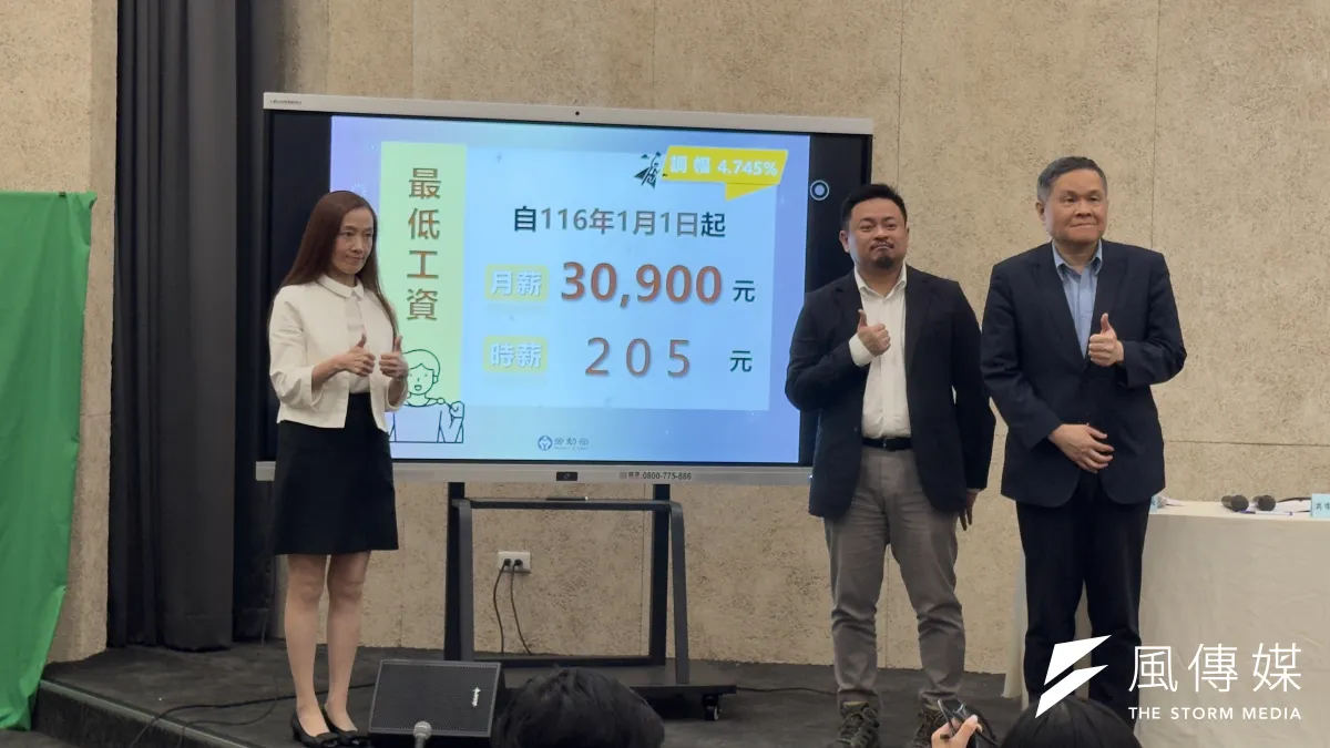 勞動部長洪申翰(中)舉行記者會,對外說明最低工資審議會開會結果。(劉庭宇攝)
