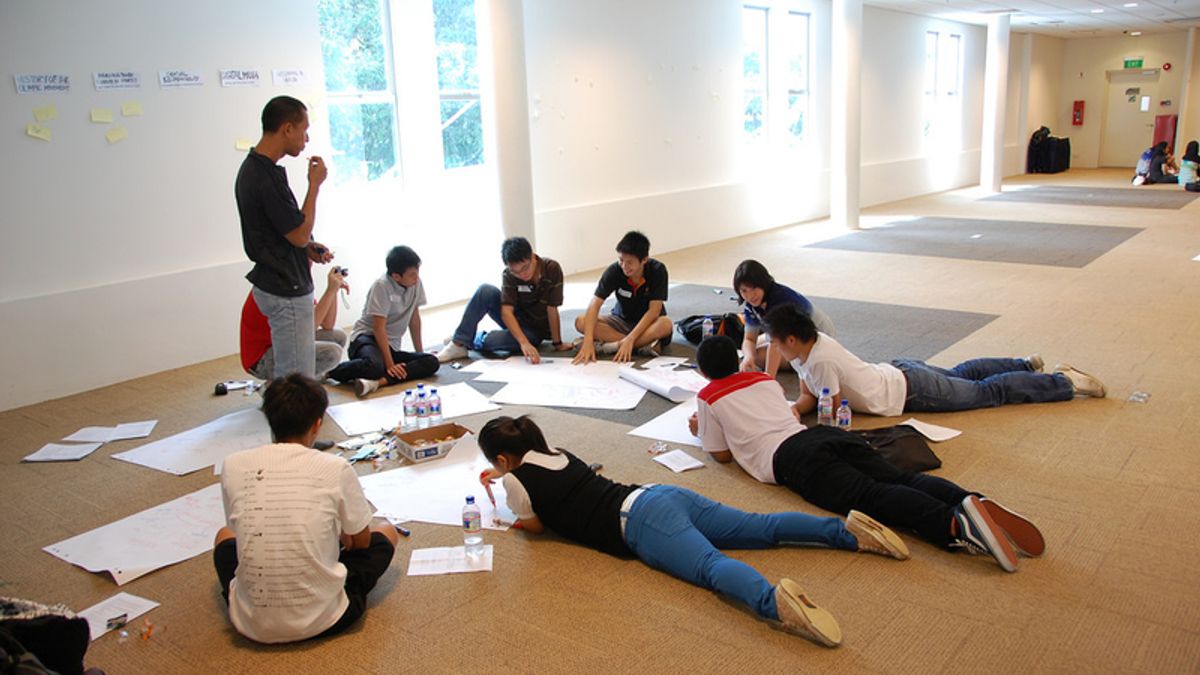 筆者指出,通常,在老師和學生之間,有條微妙的線牽引著天平的兩端;線的一頭是相互敵視,由制定不完的規矩、成績的陰影,與威嚇的語言打造而成;另一頭是彼此信任,由同理的尊重、合作的誠意,與守約的承諾釀造而出。(圖片來源/whyohgeesingapore2010@flickr) 筆者指出,通常,在老師和學生之間,有條微妙的線牽引著天平的兩端;線的一頭是相互敵視,由制定不完的規矩、成績的陰影,與威嚇的語言打造而成;另一頭是彼此信任,由同理的尊重、合作的誠意,與守約的承諾釀造而出。(圖片來源/whyohgeesingapore2010@flickr)