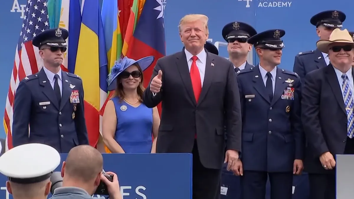 2019美國空軍官校畢業典禮:美國總統川普出席且放出我國旗(翻攝影片)