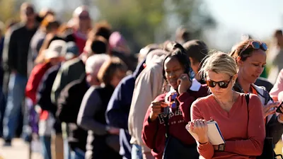 2024年10月31日,密蘇里州的提前投票所外大排長龍。(美聯社)