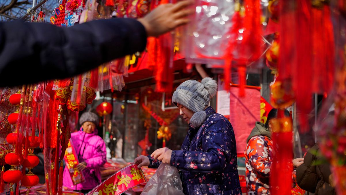 2024年2月9日,農曆除夕夜在北京街頭仍有許多小販抓緊時間做生意。(美聯社) 2024年2月9日,農曆除夕夜在北京街頭仍有許多小販抓緊時間做生意。(美聯社)