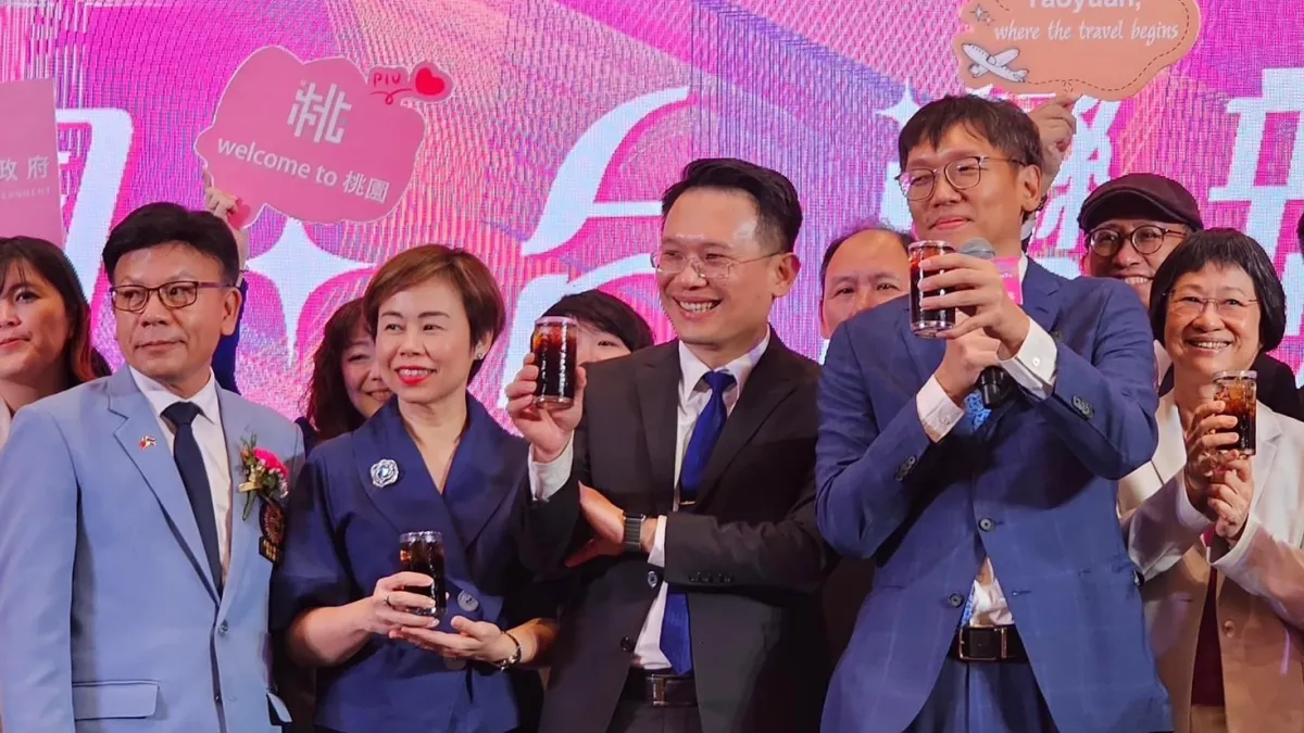 泰國台灣台商聯合總陳漢川總會長,曼谷市塔維達副市長,蘇俊賓副市長,周柏吟局長與桃園業者於活動舞台,共同歡迎泰國產、官、媒體與僑界代表蒞臨桃園觀光推廣活動。(圖/桃園市政府提供)