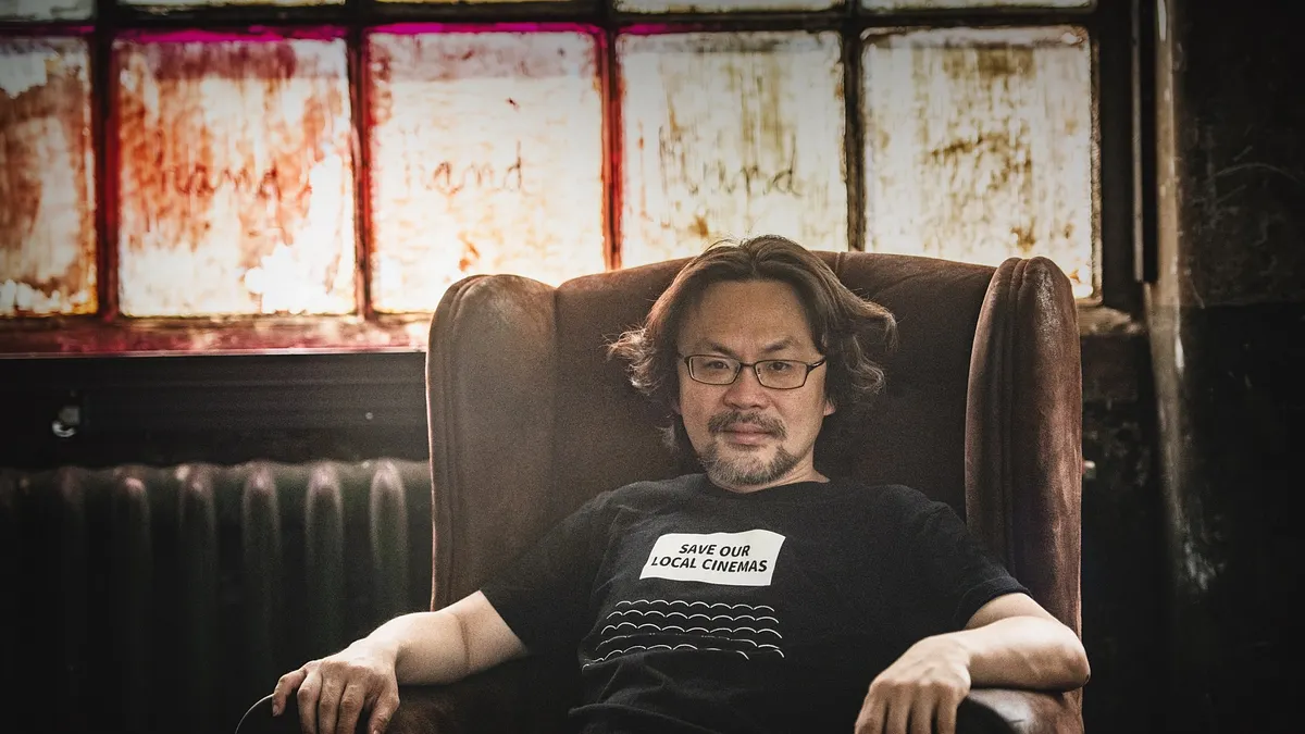 リム・カーワイ監督の幻のデビュー作『アフター・オール・ディーズ・イヤーズ』デジタル・リマスター版が、11月29日よりシアター・イメージフォーラムを皮切りに全国順次公開される。(写真/Lim Kah Wai©️JUMPEITAINAKA) リム・カーワイ監督の幻のデビュー作『アフター・オール・ディーズ・イヤーズ』デジタル・リマスター版が、11月29日よりシアター・イメージフォーラムを皮切りに全国順次公開される。(写真/Lim Kah Wai©️JUMPEITAINAKA)