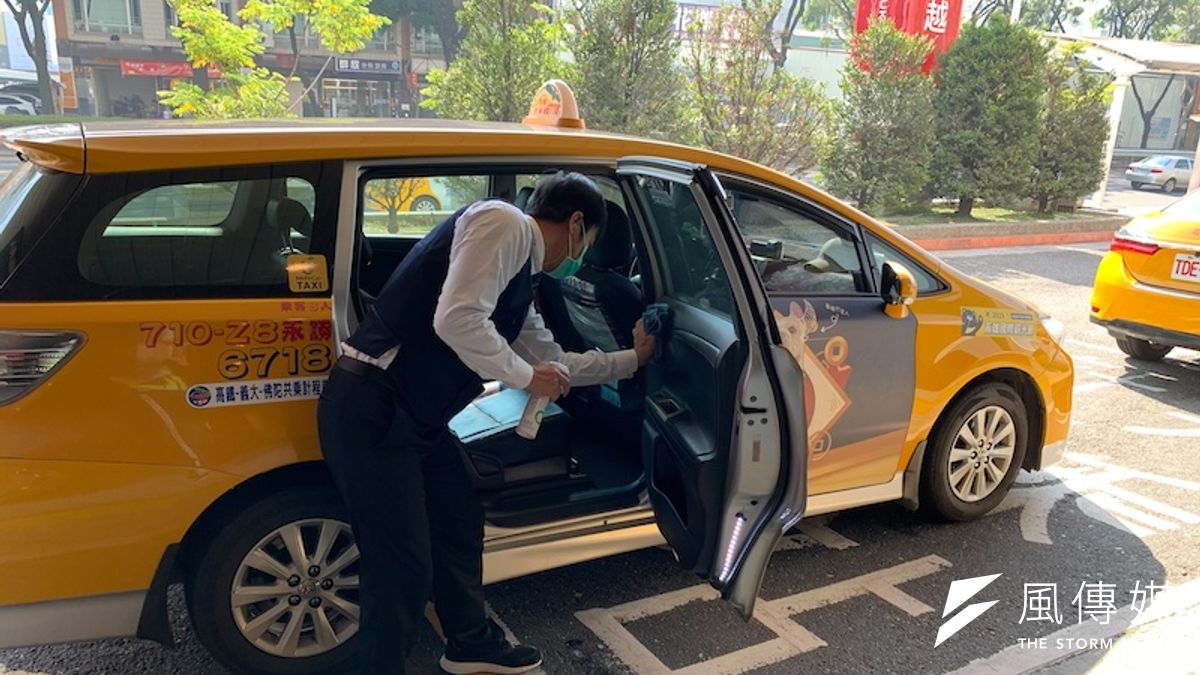 高雄交通局加強公共運輸業者落實執行運具防疫清潔消毒作業。(圖/徐炳文攝) 高雄交通局加強公共運輸業者落實執行運具防疫清潔消毒作業。(圖/徐炳文攝)