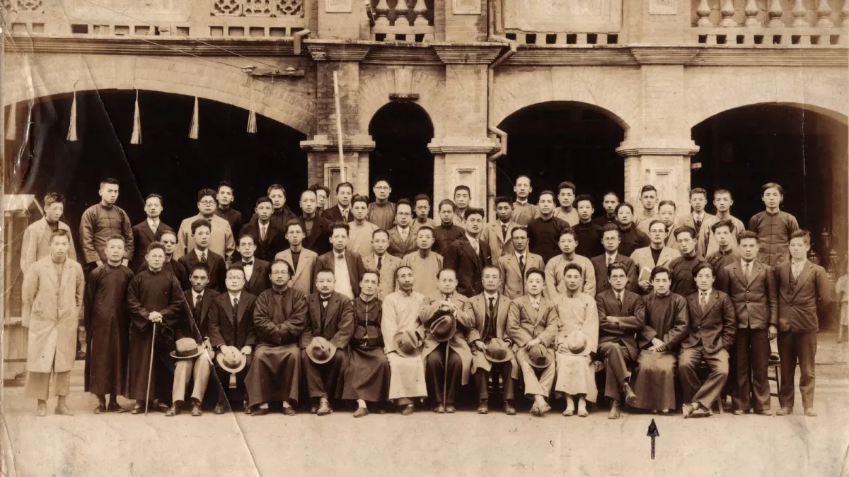 1927年台灣民眾黨第一次黨務磋商會後合照(取自財團法人蔣渭水文化基金會網站)