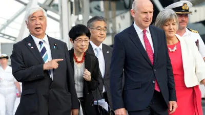 英國國防大臣希利(右)與日本防衛大臣中谷元(左)。(美聯社)