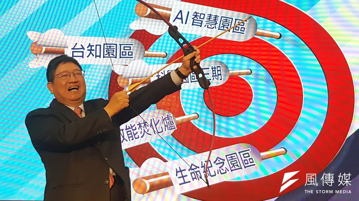 新竹縣長楊文科舉起弓箭,承諾「五支箭」重大建設將一一射向靶心。(圖/方詠騰攝)