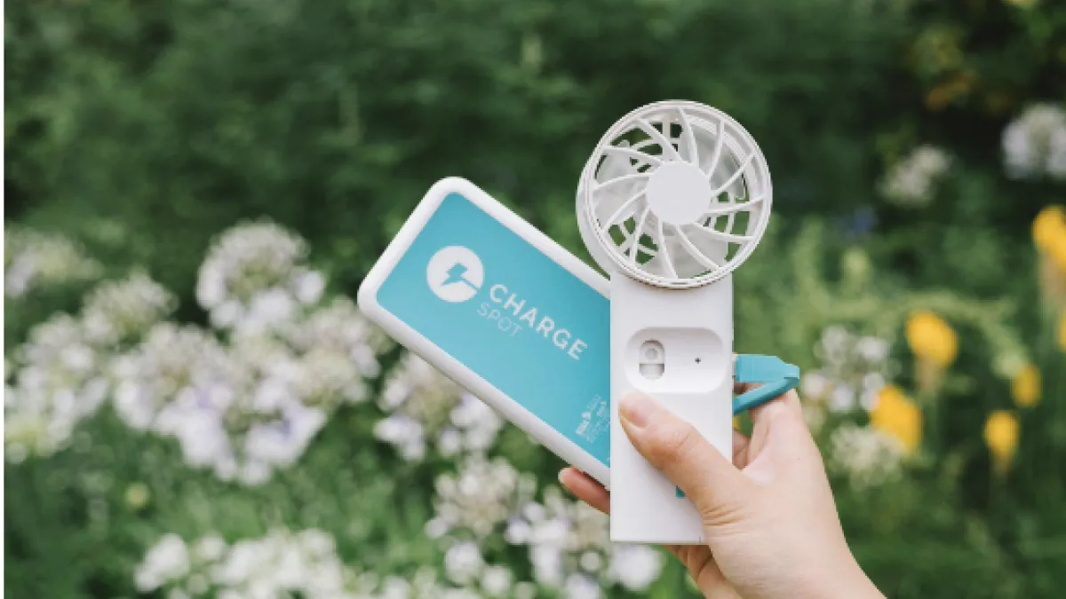 現代人は平均2.3個の機器を携帯し、充電シェアサービスはスマホの枠を超え多様なガジェットを支える生活インフラへと進化している。 (写真/CHARGESPOT PR事務局提供)