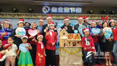 內政部長徐國勇參加「移起過聖誕 打造溫馨臺灣家」活動,與新住民和新二代同歡。(圖/新住民全球新聞網提供)