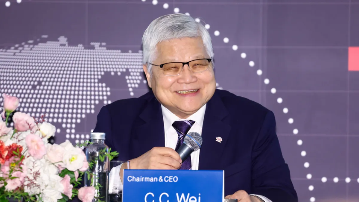 台積電法說會,董事長暨總裁魏哲家表示,受惠 AI 需求強勁,今年全年美元營收成長率可望微幅超過40%。(中央社)