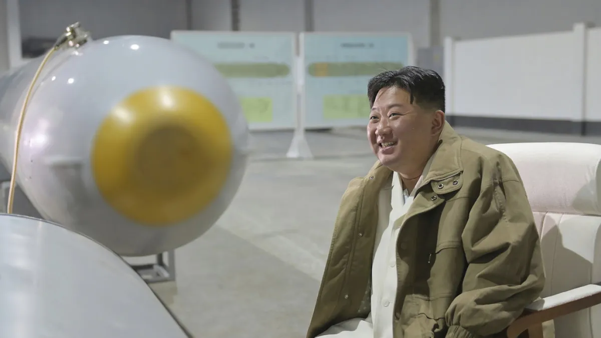 北韓領導人金正恩正在視察水下無人載具Haeil。(美聯社)