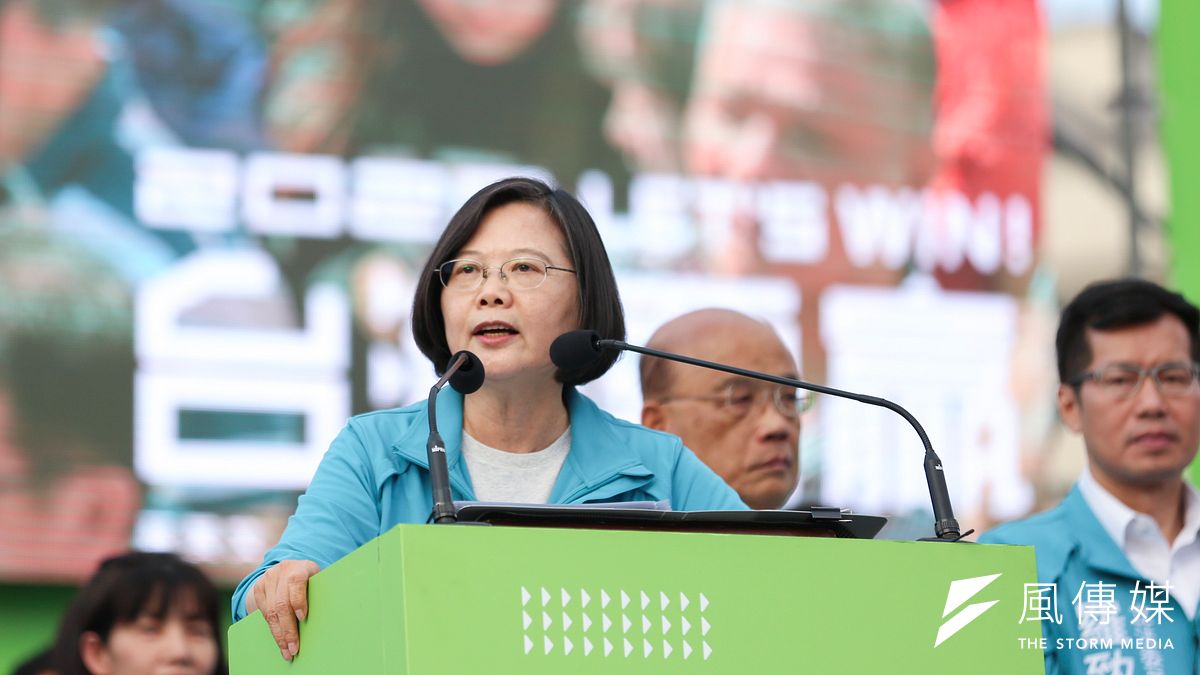 作者認為,民進黨的所做所為已經不是民主國家選舉應有作為,完全是欺詐蠻橫的做弊選舉,「在此恭賀小英高民調,民調自嗨當選,民心低民調落選」。(資料照,簡必丞攝) 作者認為,民進黨的所做所為已經不是民主國家選舉應有作為,完全是欺詐蠻橫的做弊選舉,「在此恭賀小英高民調,民調自嗨當選,民心低民調落選」。(資料照,簡必丞攝)