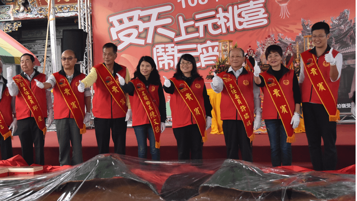 南投受天宮辦「上元桃喜慶元宵」挑米糕活動。(圖/南投縣政府提供) 南投受天宮辦「上元桃喜慶元宵」挑米糕活動。(圖/南投縣政府提供)