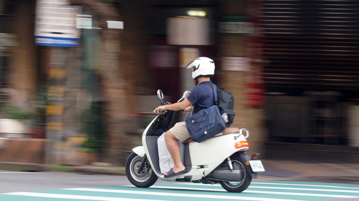 一名機車騎士無故被雲林警方攔下。(示意圖/李義章攝)