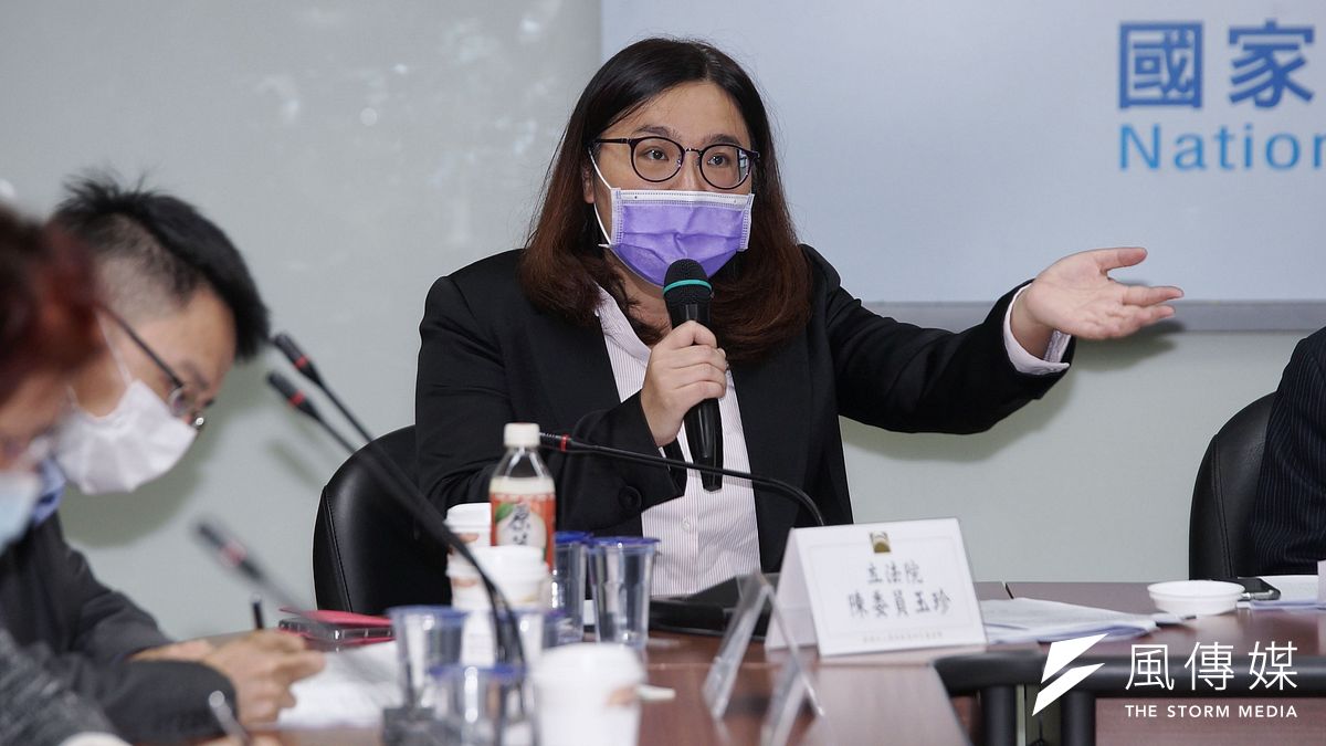 立院國民黨團18日在衛環委員會提出臨時提案,要求成立疫苗採購調閱專案小組釐清真相,在國民黨立委陳玉珍(見圖)投下同意票後,宣布通過臨時提案。(資料照,盧逸峰攝) 立院國民黨團18日在衛環委員會提出臨時提案,要求成立疫苗採購調閱專案小組釐清真相,在國民黨立委陳玉珍(見圖)投下同意票後,宣布通過臨時提案。(資料照,盧逸峰攝)