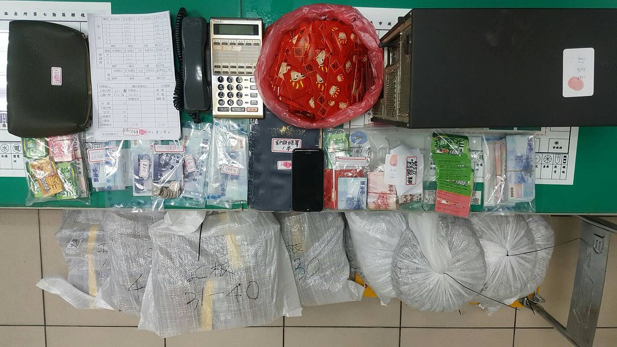 2位菜鳥女警喬裝遊客帶小貓咪逛街立大功,檢警聯合查獲賭博性電子遊戲場。〔圖/嘉義市警察局提供〕 2位菜鳥女警喬裝遊客帶小貓咪逛街立大功,檢警聯合查獲賭博性電子遊戲場。〔圖/嘉義市警察局提供〕