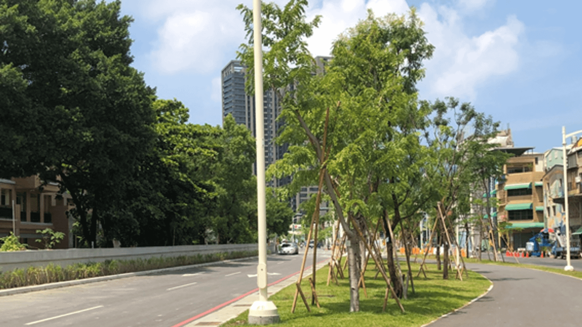 雄中北側圍牆隔音牆拆除後及綠美化現況。(圖/高市府工務局提供) 雄中北側圍牆隔音牆拆除後及綠美化現況。(圖/高市府工務局提供)