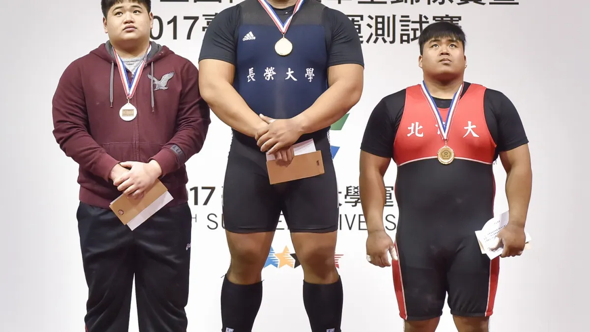 測試賽壓軸登場的奧運國手陳士杰(中)以壓倒性之姿在男子105公斤以上級順利摘金,王鈺翔(左)摘銀、楊昊昀(右)奪銅。(台北市政府提供)