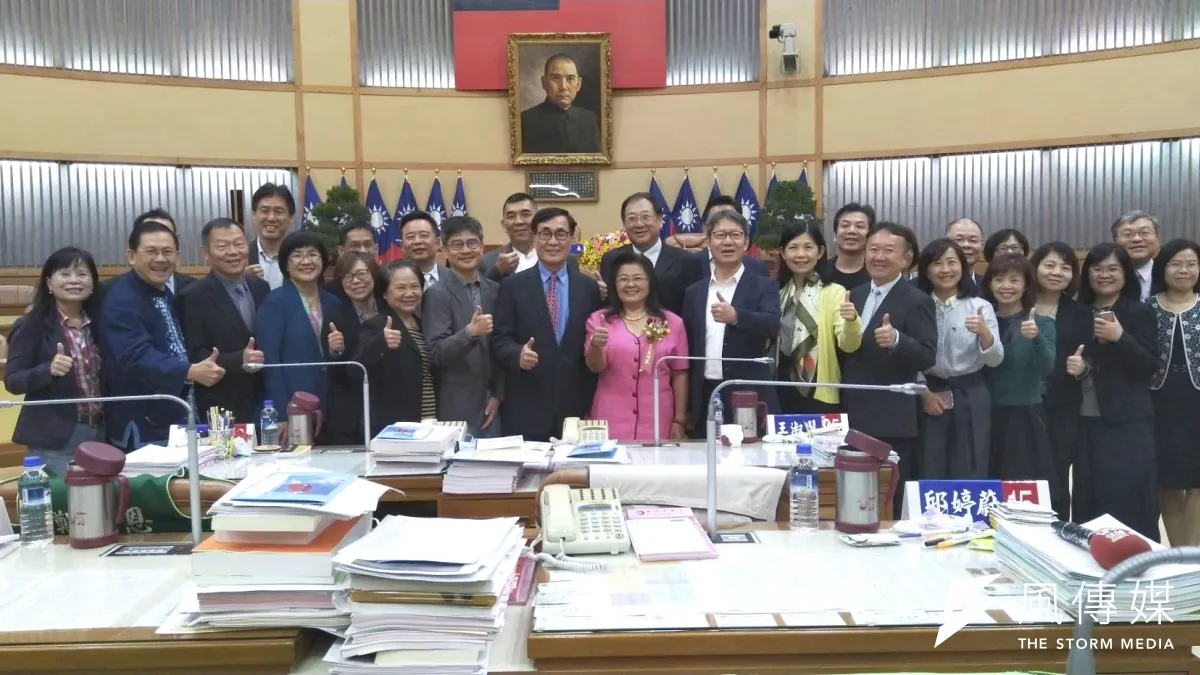王明麗(中)宣誓就職遞補新北議員,她表示未來會更積極爭取地方建設,並力拼連任為選民服務。(圖/李梅瑛攝)