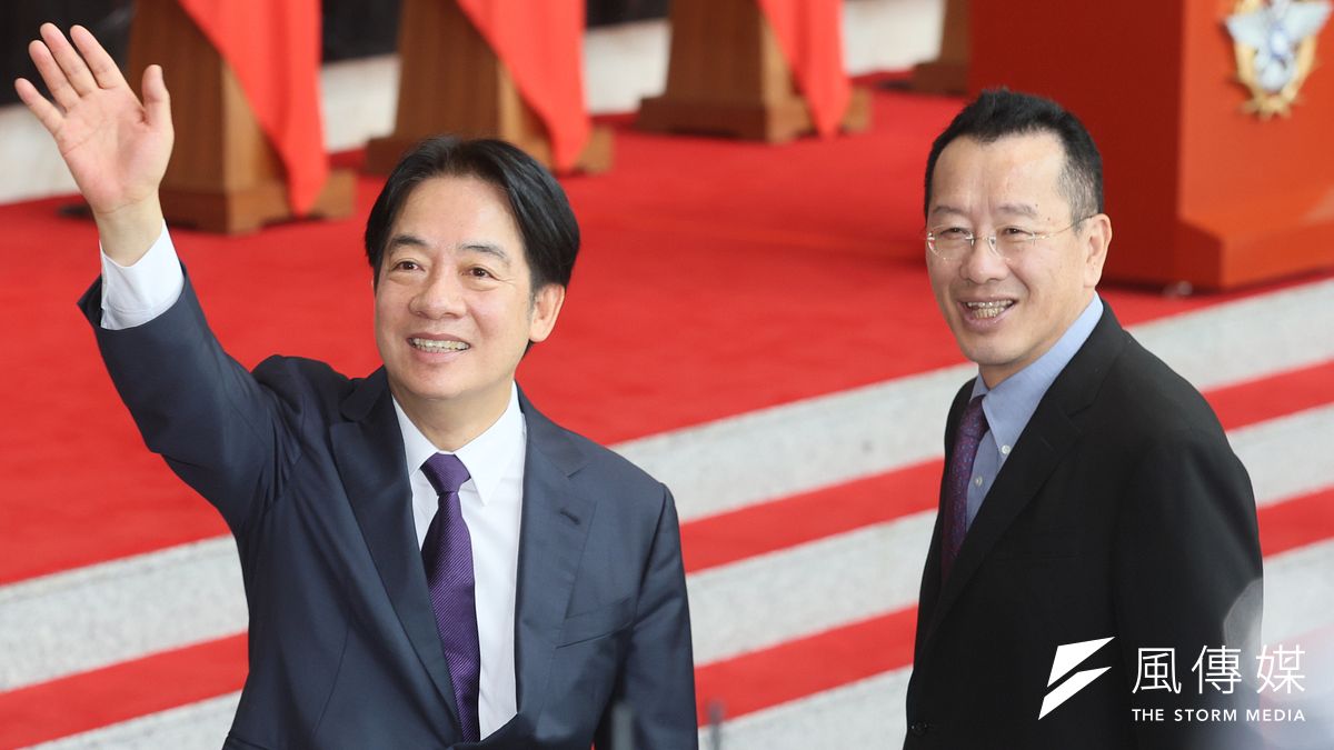 賴清德総統(左)は先日、国防部の昇任将官茶話会に出席した際、将官たちが慣例に従って起立して挨拶しなかったことから、顧立雄国防部長(右)に軍の儀礼を重視し実践するよう注意を促した。 (資料写真、撮影:柯承惠) 賴清德総統(左)は先日、国防部の昇任将官茶話会に出席した際、将官たちが慣例に従って起立して挨拶しなかったことから、顧立雄国防部長(右)に軍の儀礼を重視し実践するよう注意を促した。 (資料写真、撮影:柯承惠)