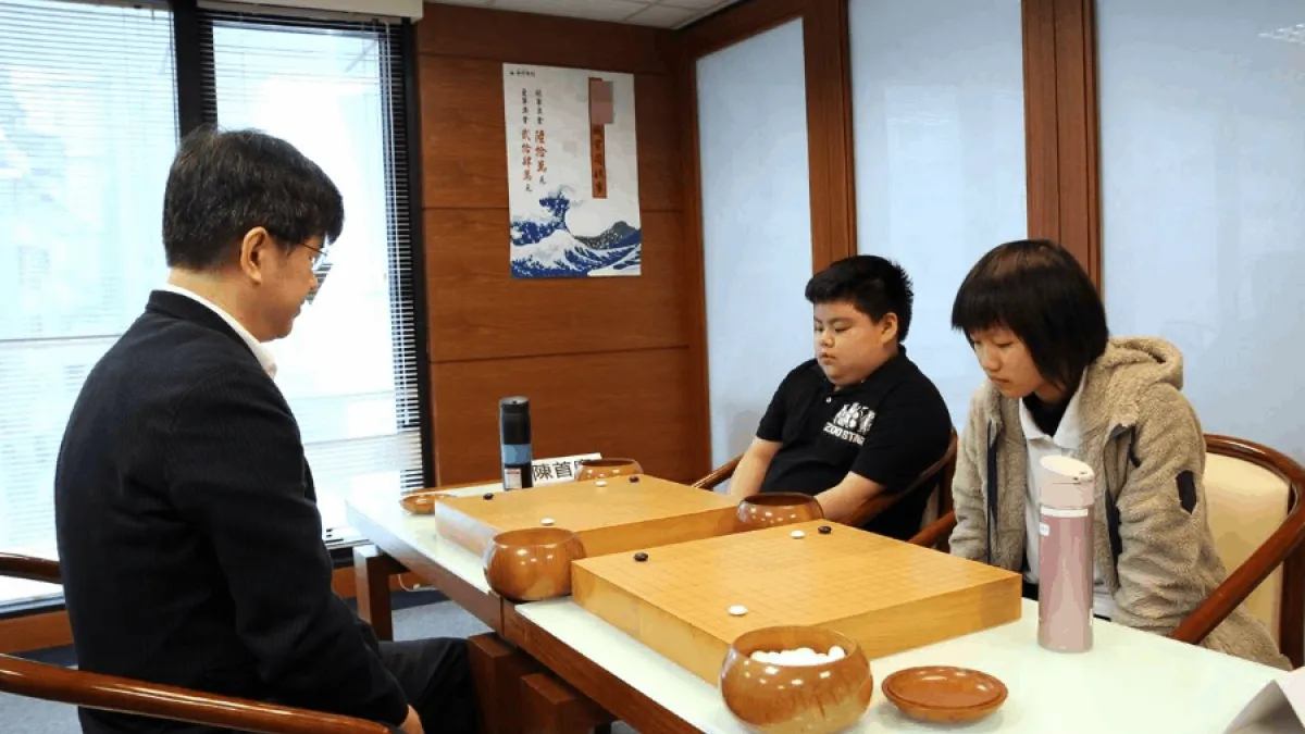 學員接受旅日棋士王立誠老師指導,平日也相互切磋。