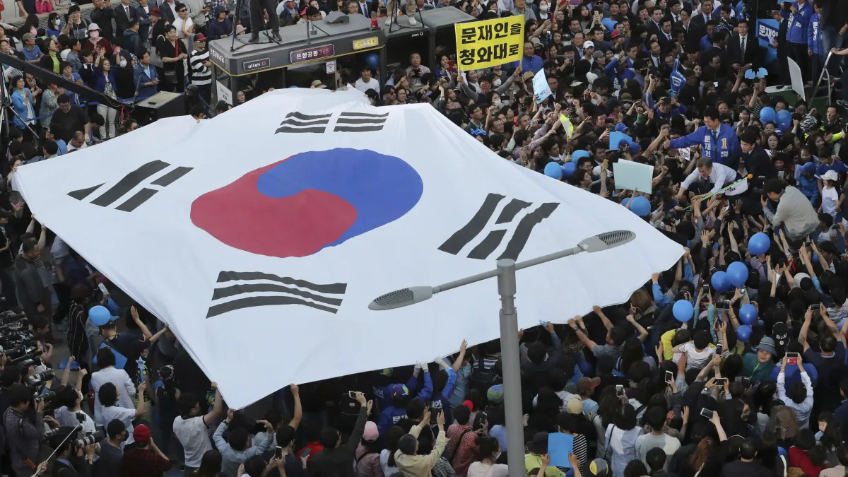 南韓總統大選:政府透明化是首要課題、不在籍投票不可或缺、男性主導政壇局勢要改變(AP)