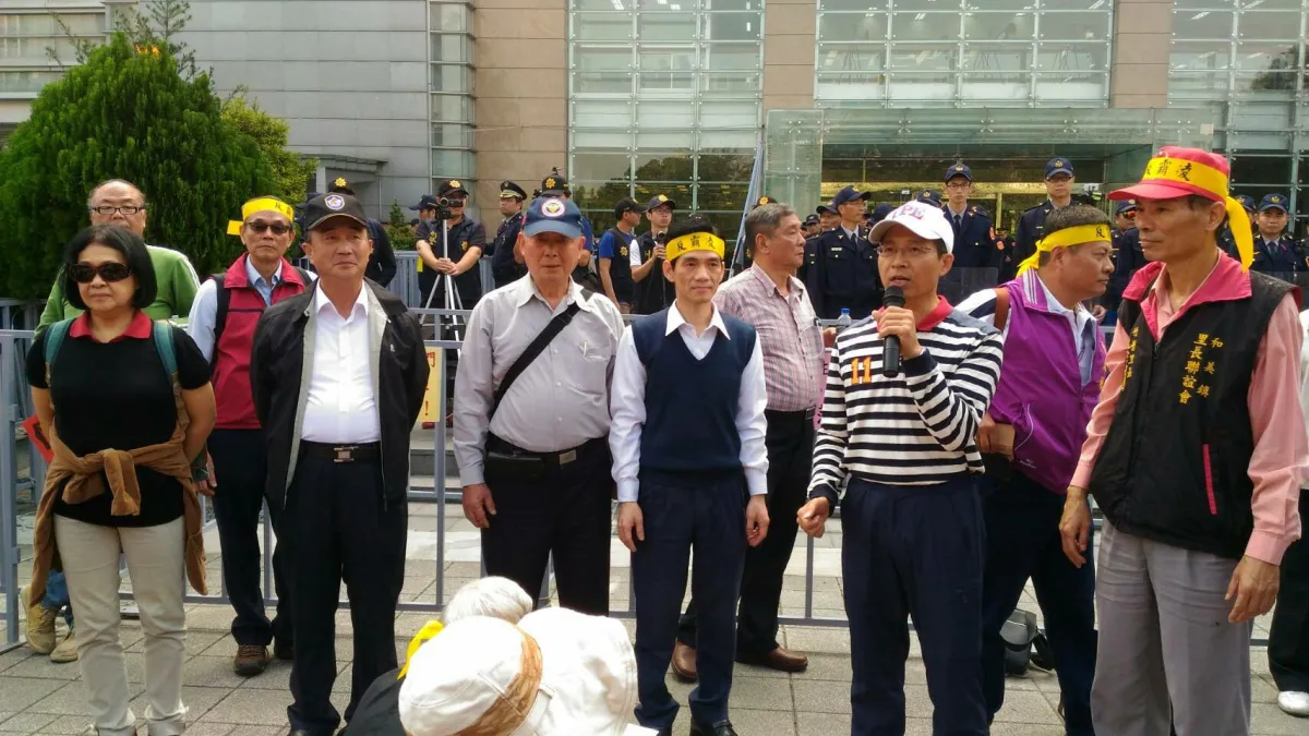 年金改革中區座談會外,有不少民眾前往抗議。(圖取自監督年金改革行動聯盟臉書)