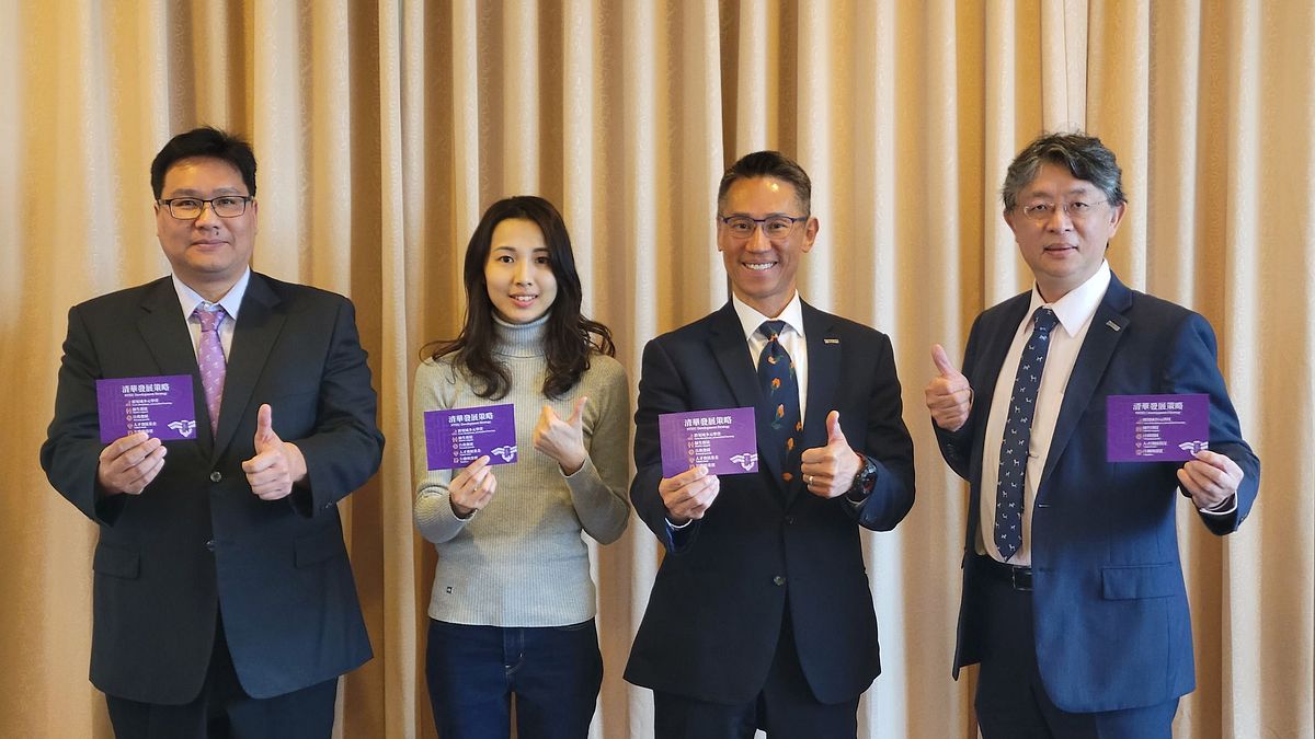 清華大學明燈計畫即將上路,左起學務長詹鴻霖、科管院學士班大三生趙喬萱、校長高為元、校友王軍龍。(圖/方詠騰攝) 清華大學明燈計畫即將上路,左起學務長詹鴻霖、科管院學士班大三生趙喬萱、校長高為元、校友王軍龍。(圖/方詠騰攝)