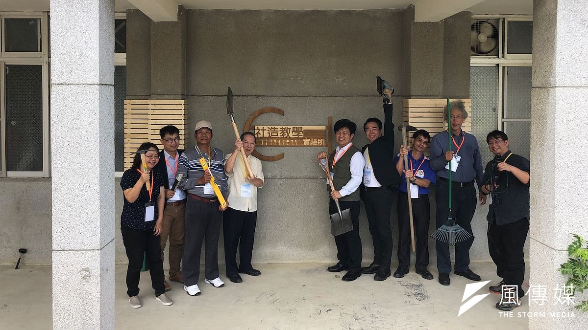 「社區營造教學實驗所」在燕巢等6所區公所代表,以及今年投入社區營造的近百位社。(圖/徐炳文攝) 「社區營造教學實驗所」在燕巢等6所區公所代表,以及今年投入社區營造的近百位社。(圖/徐炳文攝)