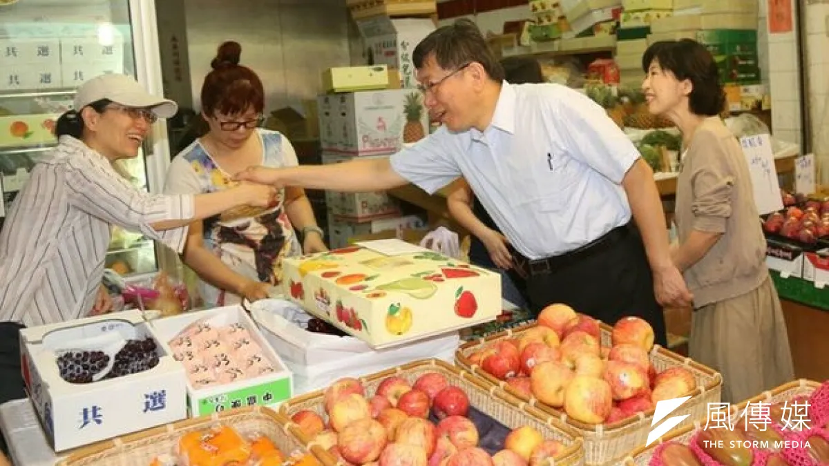 台大醫師柯文哲、陳佩琪夫婦1日連袂市場拜票,陳佩琪為前立委沈富雄譏柯為草包,大表不滿反擊沈,「凸顯自己不必踩別人。」(吳逸驊攝)
