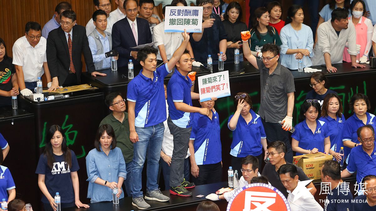 立法院長游錫堃29日於議場清場後主持會議,國民黨立委蔣萬安站上議事台高舉反對標語。(顏麟宇攝) 立法院長游錫堃29日於議場清場後主持會議,國民黨立委蔣萬安站上議事台高舉反對標語。(顏麟宇攝)